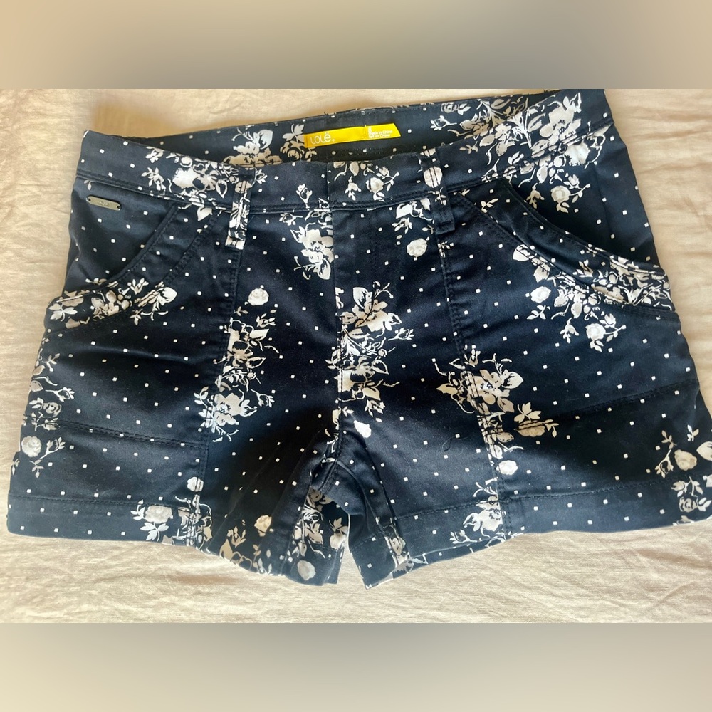 Lolë Shorts,
Size 8